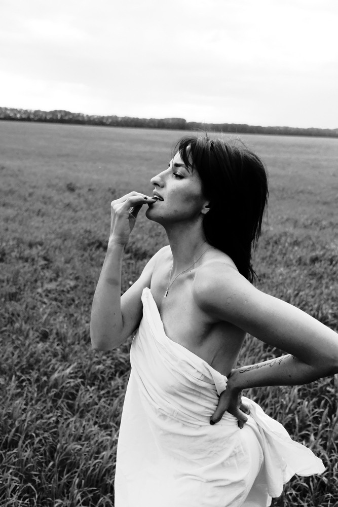 Наташа. Прогулка в поле. Фотограф Наташа Лисица