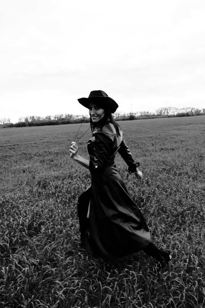 Наташа. Прогулка в поле. Фотограф Наташа Лисица