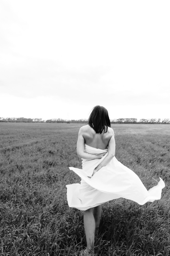 Наташа. Прогулка в поле. Фотограф Наташа Лисица