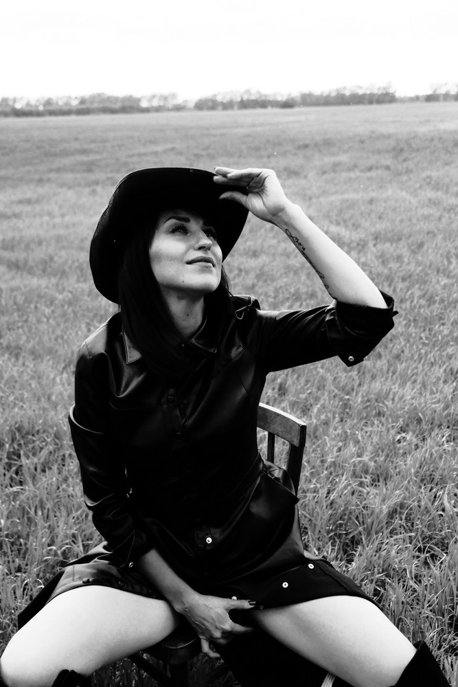 Наташа. Прогулка в поле. Фотограф Наташа Лисица