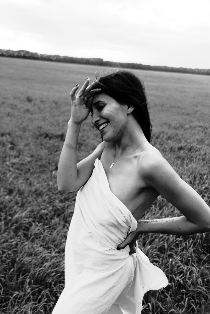 Наташа. Прогулка в поле. Фотограф Наташа Лисица