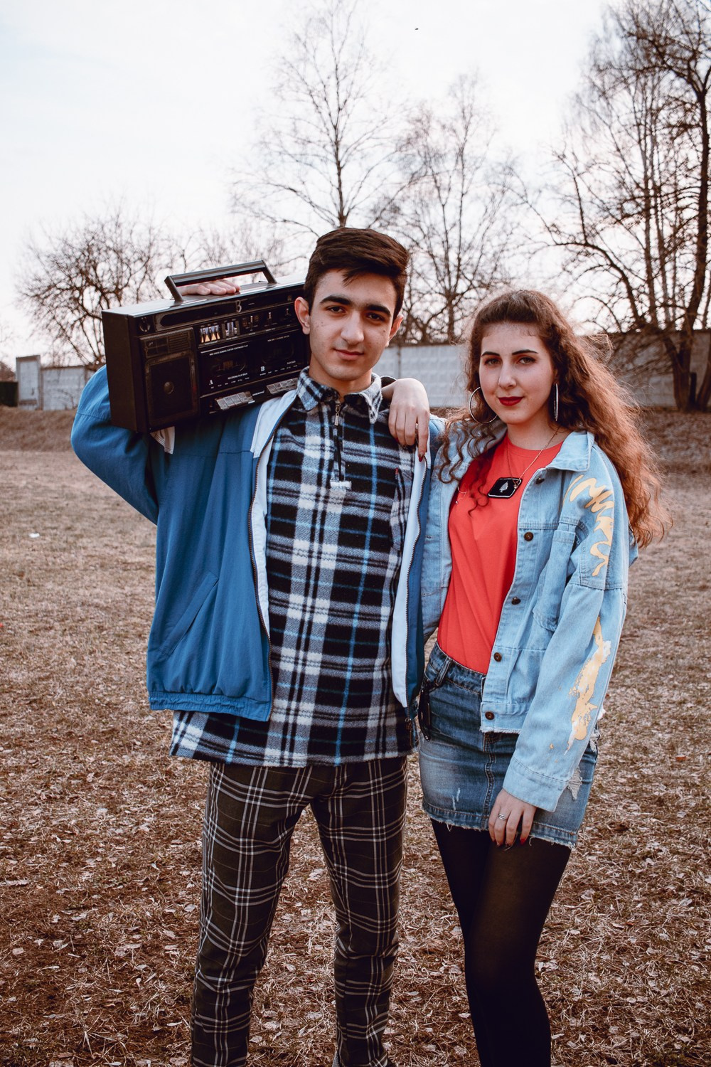 Фотосъемка в стиле 90х для 11 класса в Серпухове для выпускного альбом. Выпускные альбомы в Серпухове