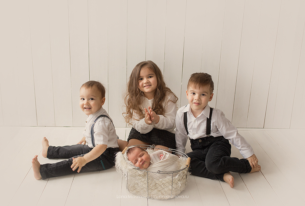Детская фотосессия старшие и младшие дети. Фотограф новорождённых малышей и детский фотограф В Казани Лана Максим