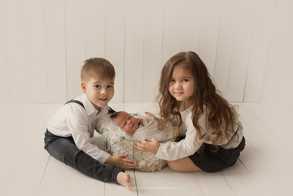 Детская фотосессия старшие и младшие дети. Фотограф новорождённых малышей и детский фотограф В Казани Лана Максим