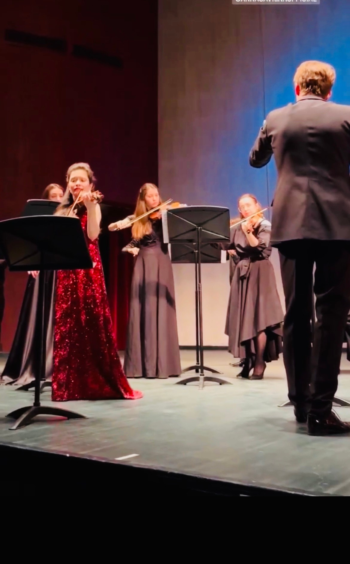 На сцене. Скрипачка Анна Савкина