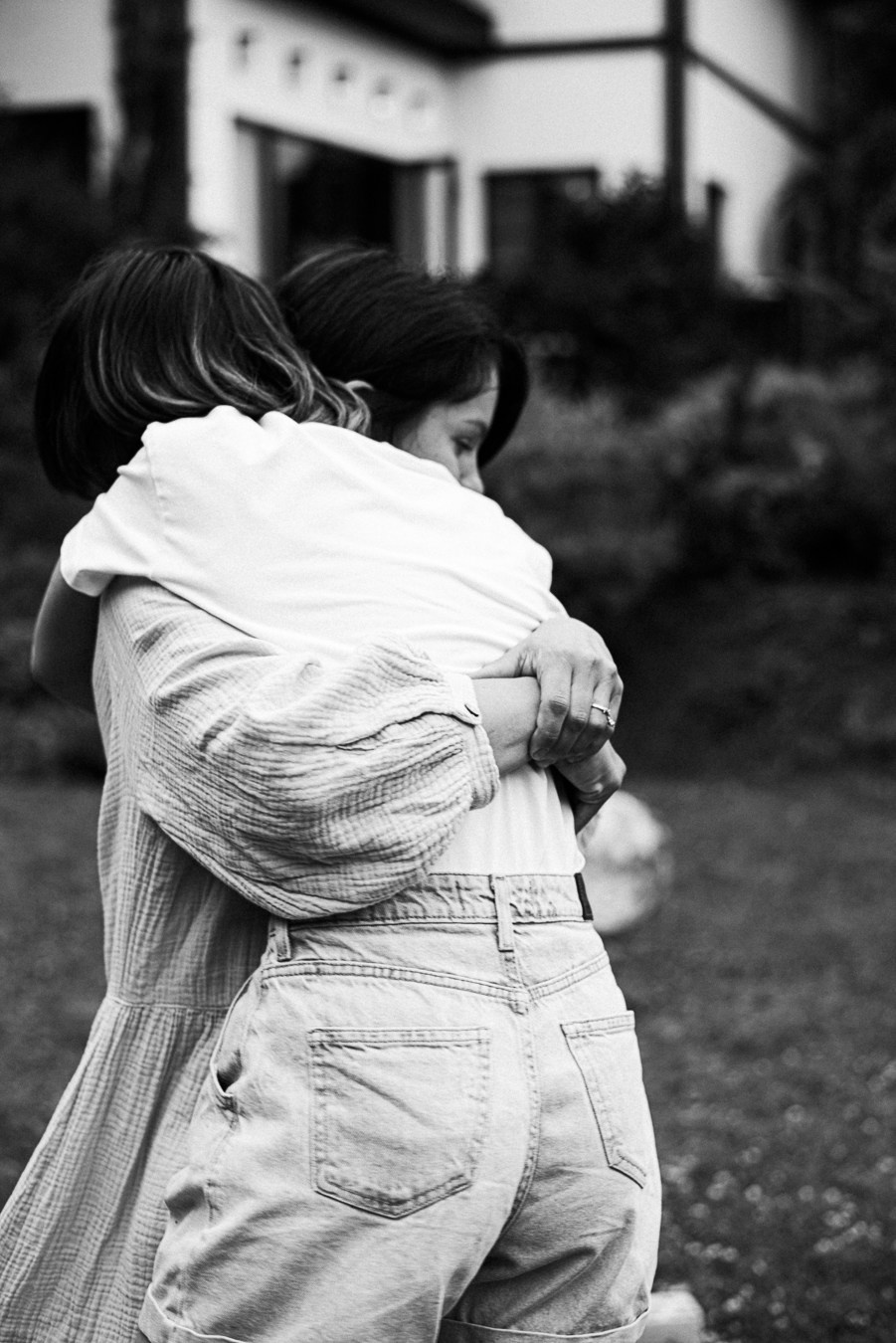 Коля, Ксюша, Саша, Андрей, Кира и бабушки | на даче