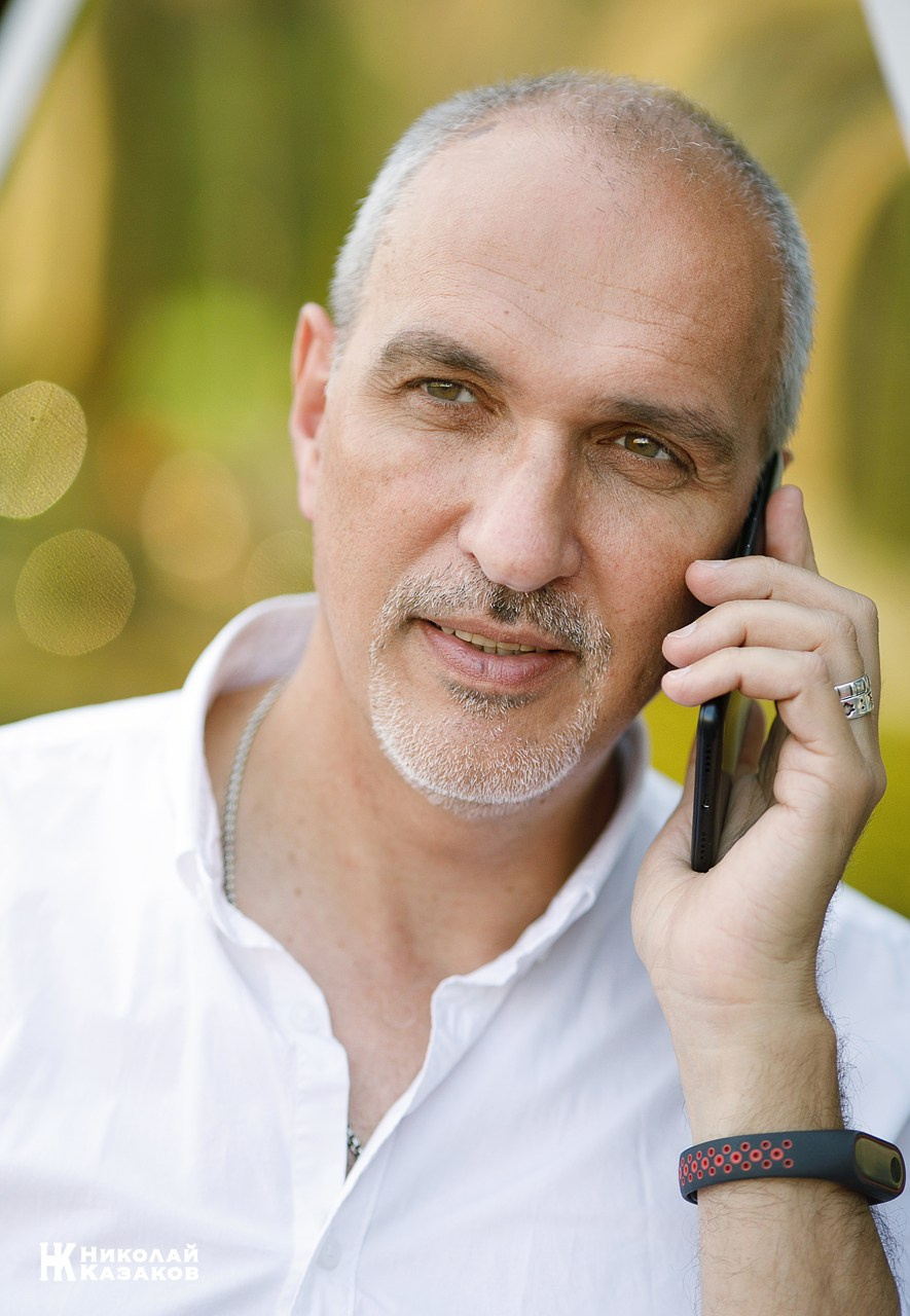 Деловой портер мужчины разговаривающего по смартфону