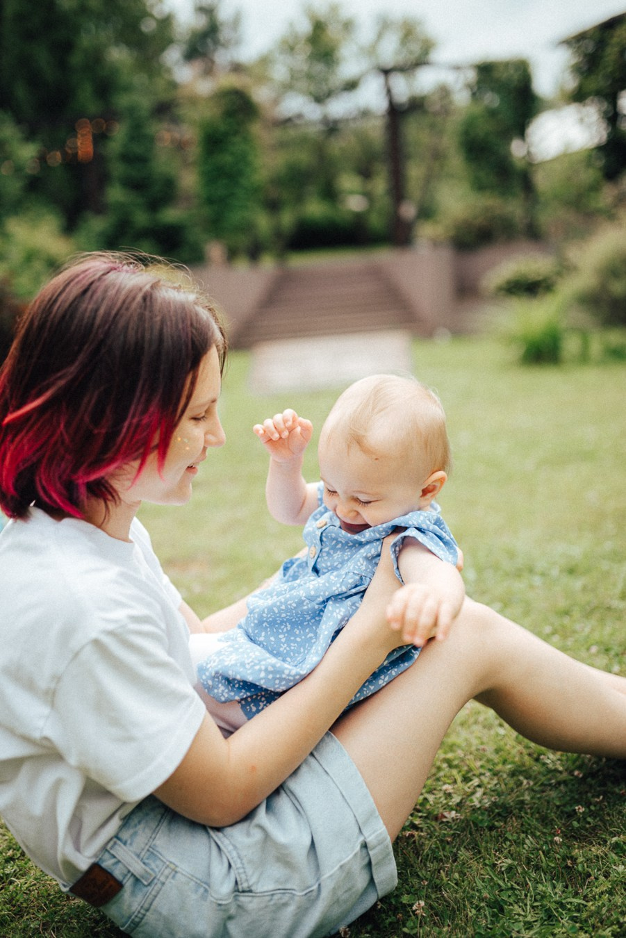 Коля, Ксюша, Саша, Андрей, Кира и бабушки | на даче