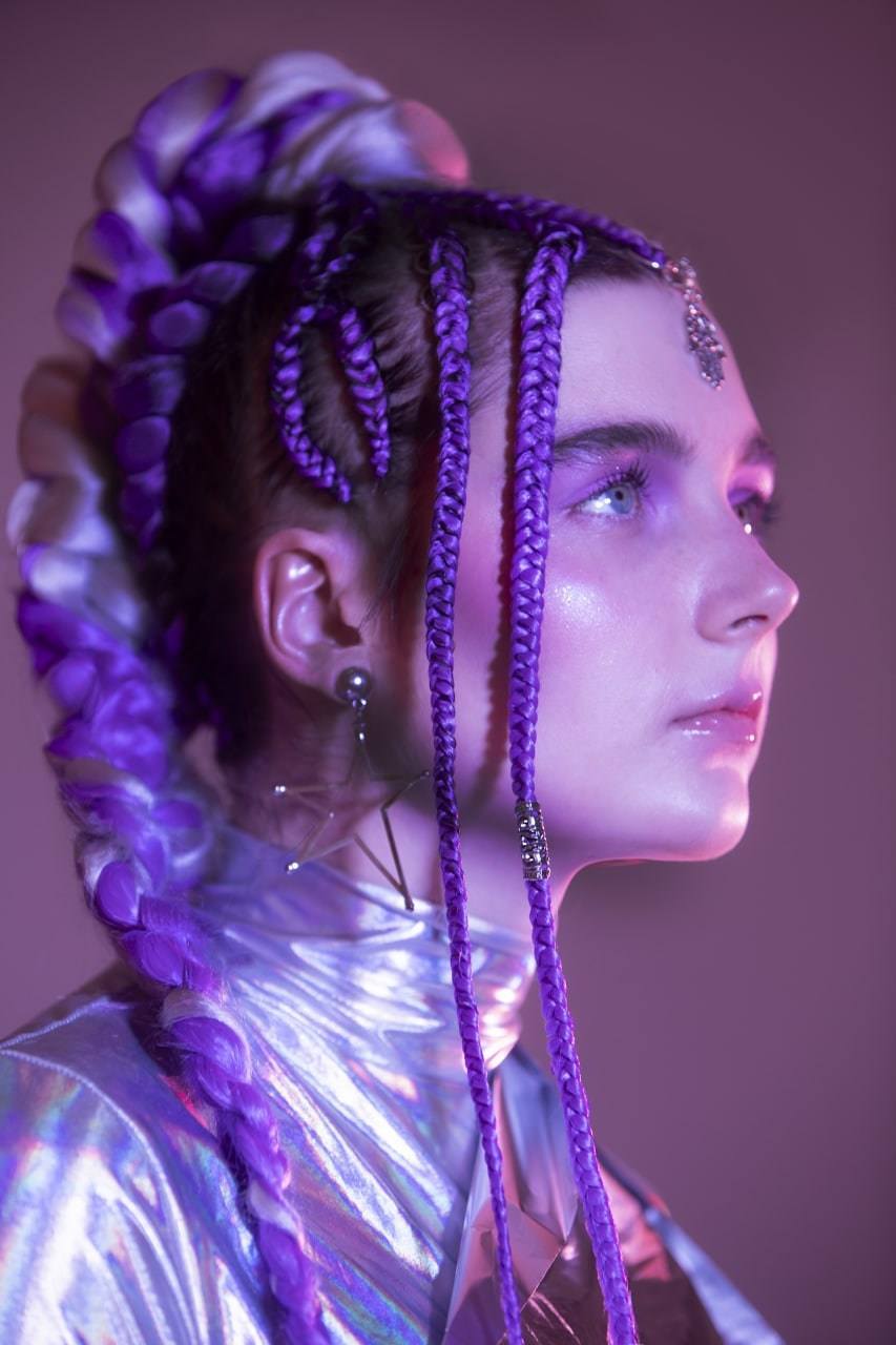 Космическая фотосъёмка девушки в футуристичном образе с серебристой одеждой.