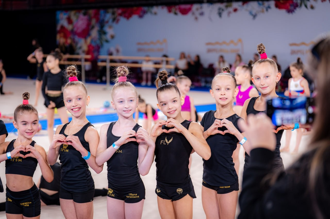 Дорогие друзья, 10 августа во Дворце Ирины Винер прошел бесплатный мастер-класс для тренеров и гимнасток. Это событие — не только возможность поделиться знаниями и опытом, но и выявить талантливых и преданных своему делу молодых наставников. Особенностью этого бесплатного мастер-класса станет работа с групповыми упражнениями, невероятно сложной дисциплиной, ведь группа должна работать как единый организм!Вместе со мной мастер-класс проведут:  Анастасия Татарева – олимпийская чемпионка, серебряный призёр Олимпийских игр, многократная чемпионка мира и Европы. Алиса Тищенко – серебряный призёр Олимпийских игр, многократная чемпионка мира, многократная чемпионка Европы среди юниоров. Мария Кравцова – многократная чемпионка мира и Европы. Полина Орлова – многократная чемпионка мира. Дарья Приданникова – мастер спорта России международного класса. Вадим Валентинович Зозуля – хореограф, заслуженный тренер России