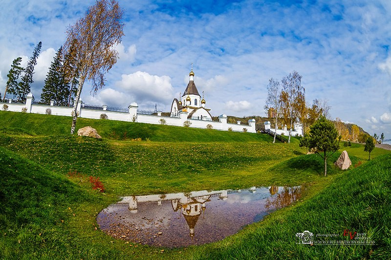 красивый пейзаж где побывать что посмотреть Красноярск достопримечательность церковь храм Свято Успенский мужской монастырь на берегу Енисея посёлок Удачный профессиональный фотограф исследование индивидуальная экскурсия авторский фото тур гид трансфер на автомобиле заказать стоимость цена описание услуг