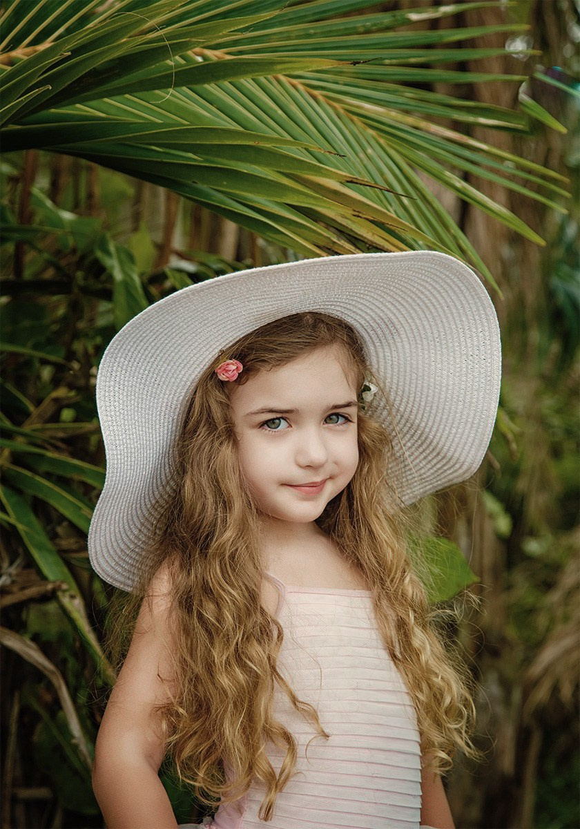 семейная фотосессия Пхукет фотограф пляж девочка портрет Ката Карон Найхарн Патонг Найхарн Сурин море счастье радость идея место образ пример фото позы для фотосессии Phuket Naiharn Kata Karon Patong Surin заказать фотосъёмку цена детская фотосессия