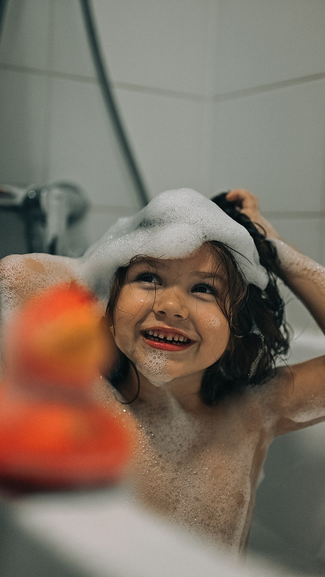 Элиза купается в ванне. Семейный фотограф в Москве Дарья Пузикова