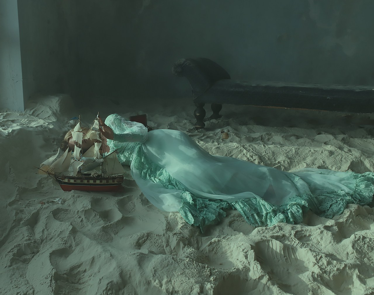 Девушка и море. Художественная винтажная фотография