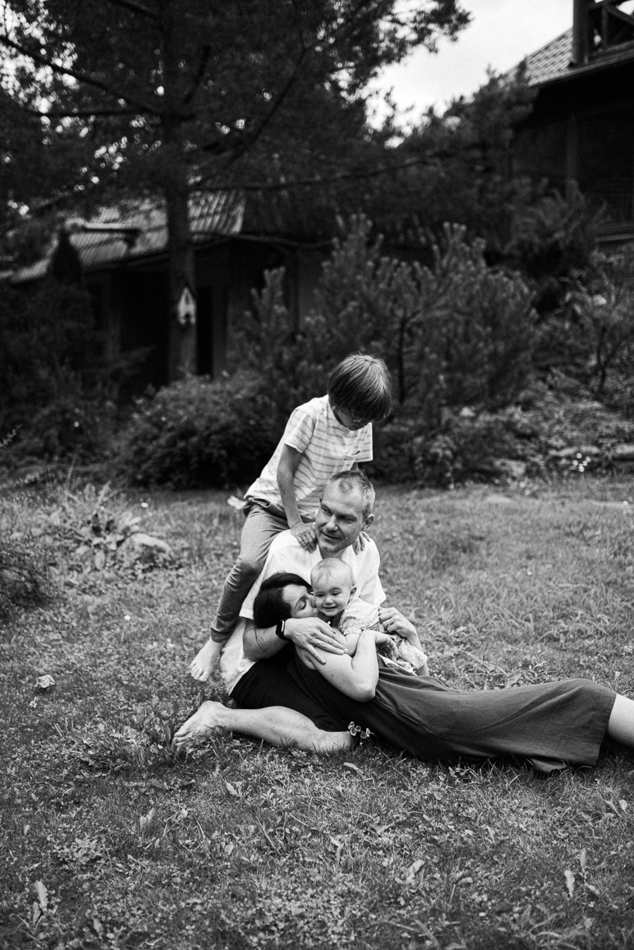 Коля, Ксюша, Саша, Андрей, Кира и бабушки | на даче