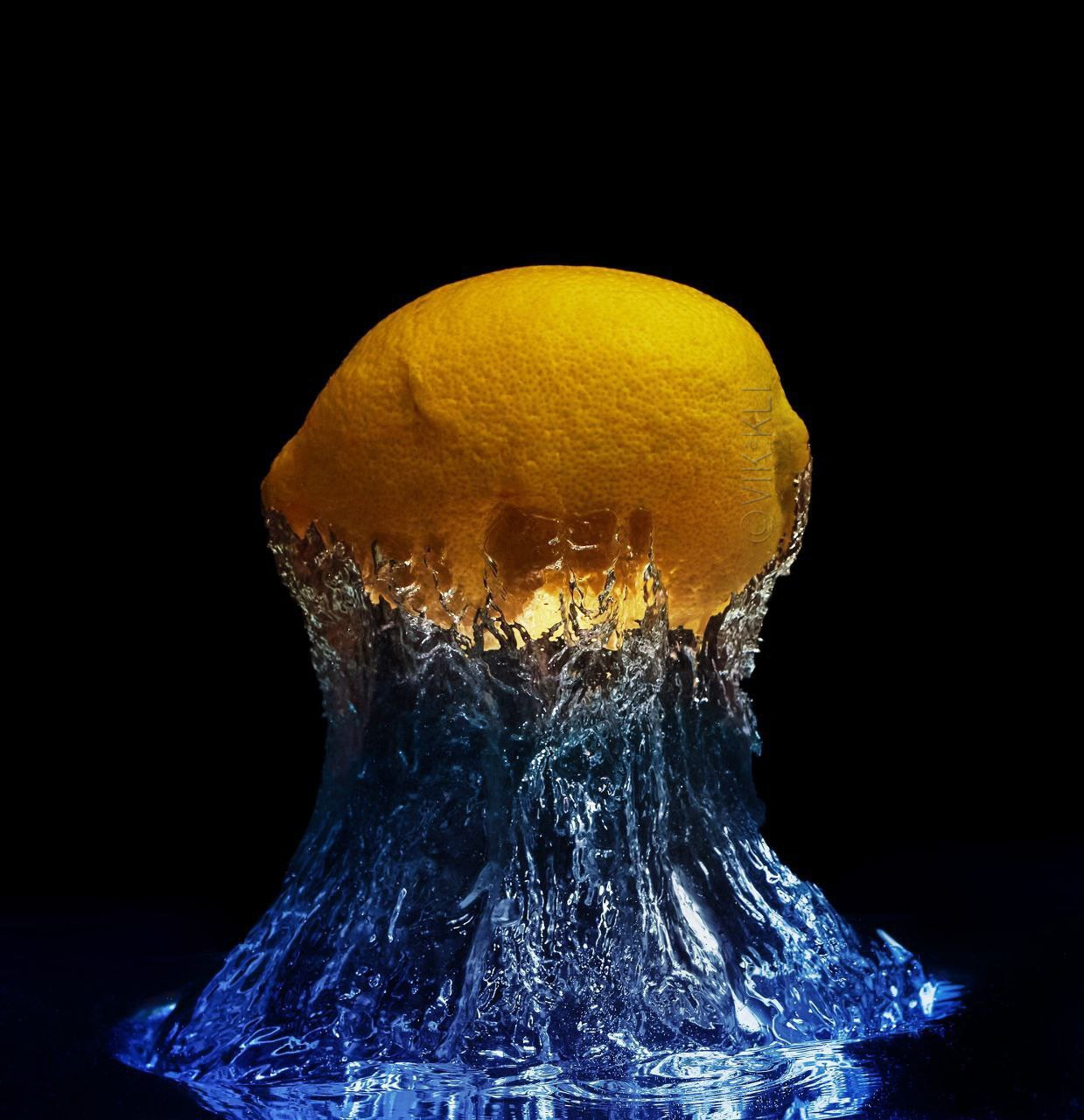 Взлетающий лимон в воде. Фото с заморозкой движения. Предметное фото. Freezing motion photo. photo stopping motion.