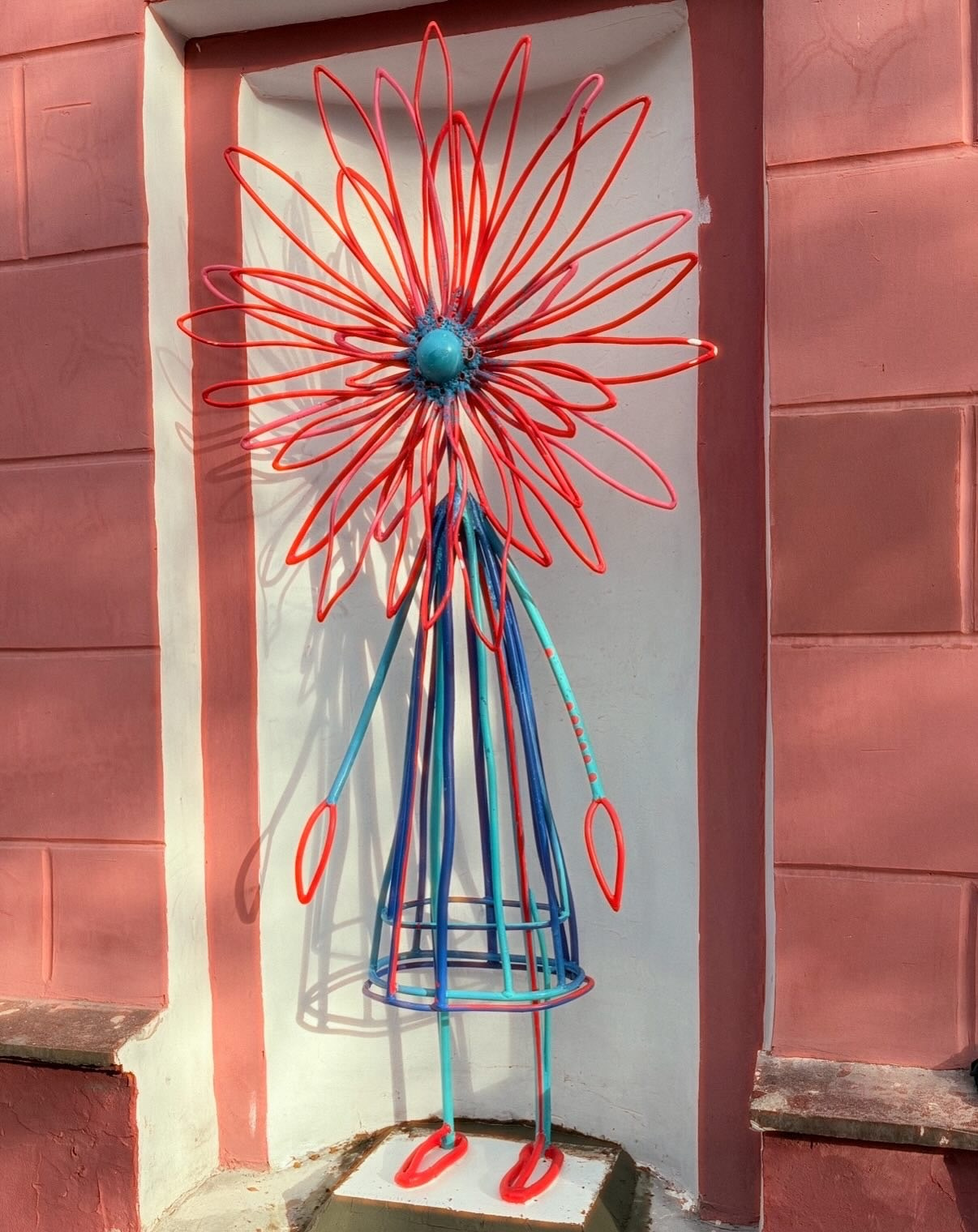 Астра_Полярный рацвет / Россия / Мурманск / ул. Ленина 5 / 2025. Художник — скульптор Антонина Фатхуллина