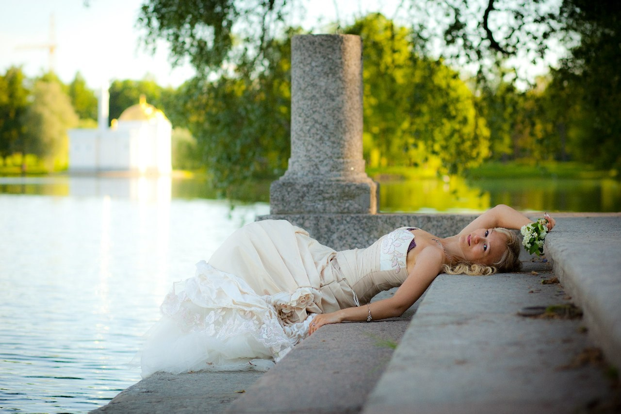 Эта свадебная фотосъемка прошла возле реки Ангара