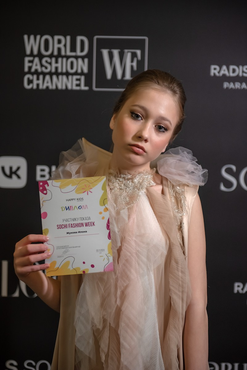 SochiFashionWeek2024 дизайнер Анохина Светлана. Семейный и коммерческий фотограф в Сочи Александр Бодунов