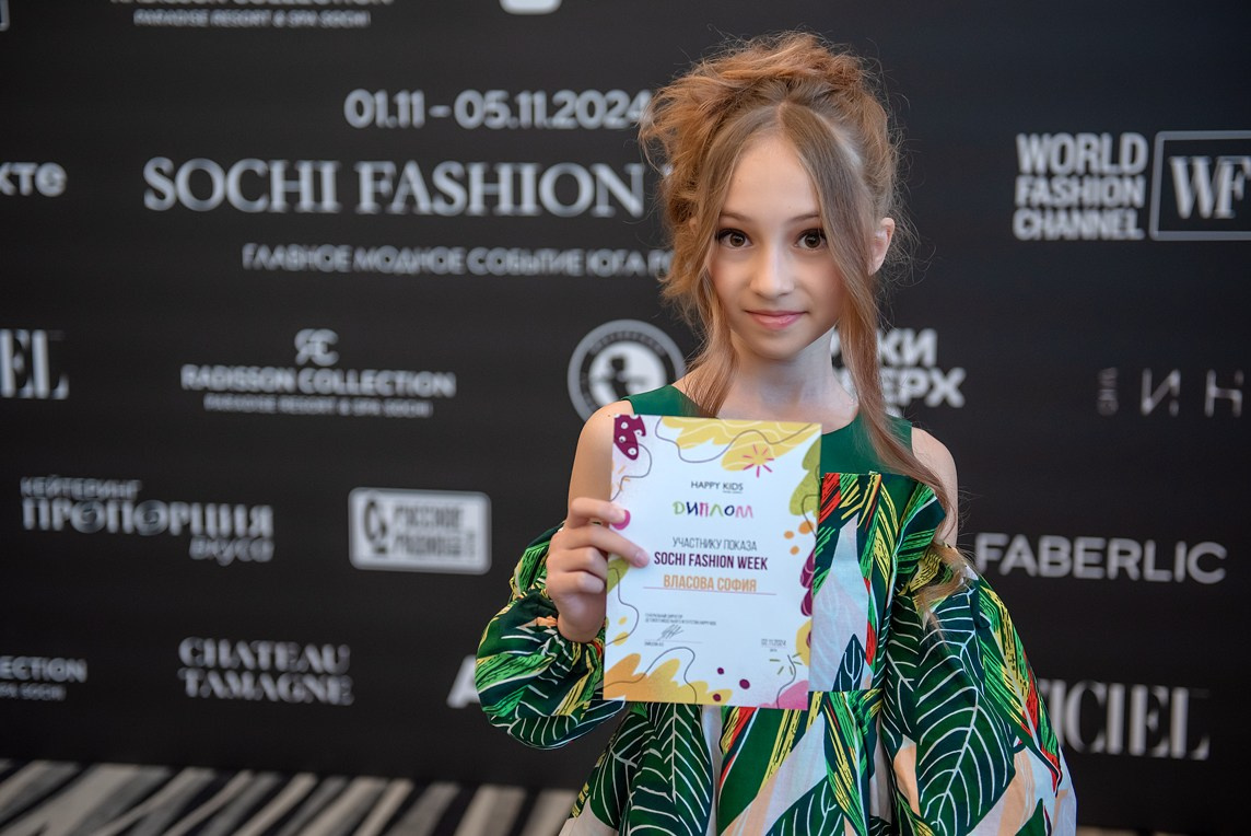 SochiFashionWeek2024 дизайнер Юлия Крылова. Семейный и коммерческий фотограф в Сочи Александр Бодунов
