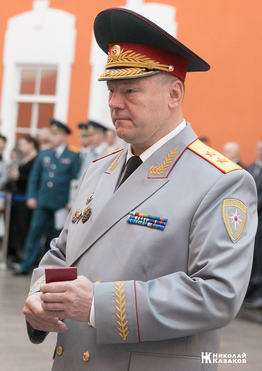 Алексей Серко во время церомонии посвящения в кадеты  учеников  кадетских классов МЧС  в  Атриуме Петропавловской крепости 