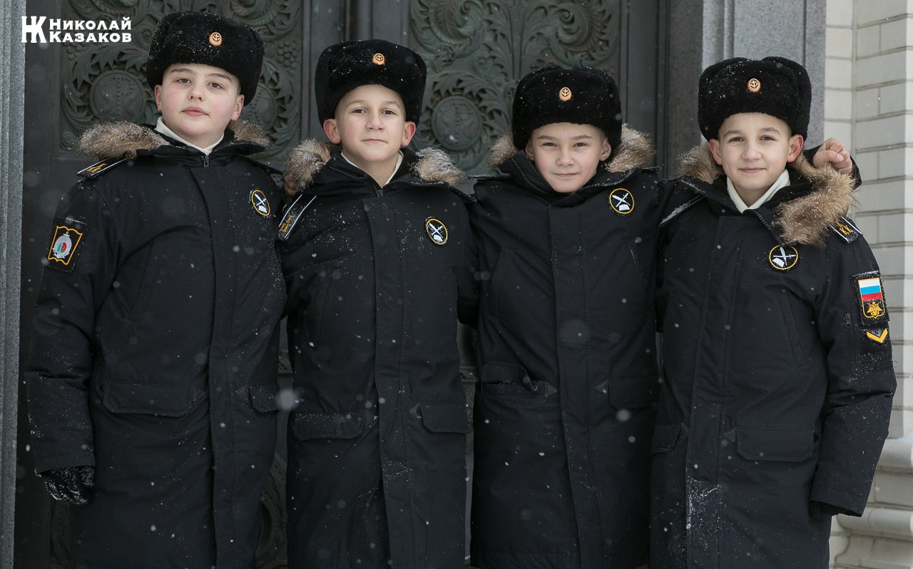 Групповой портрет  кадет  морского кадетского военного корпуса около Кронштадского Морского собора 