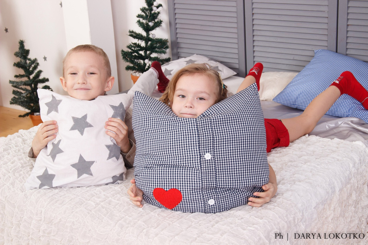 дети мальчик девочка фотостудия подушки