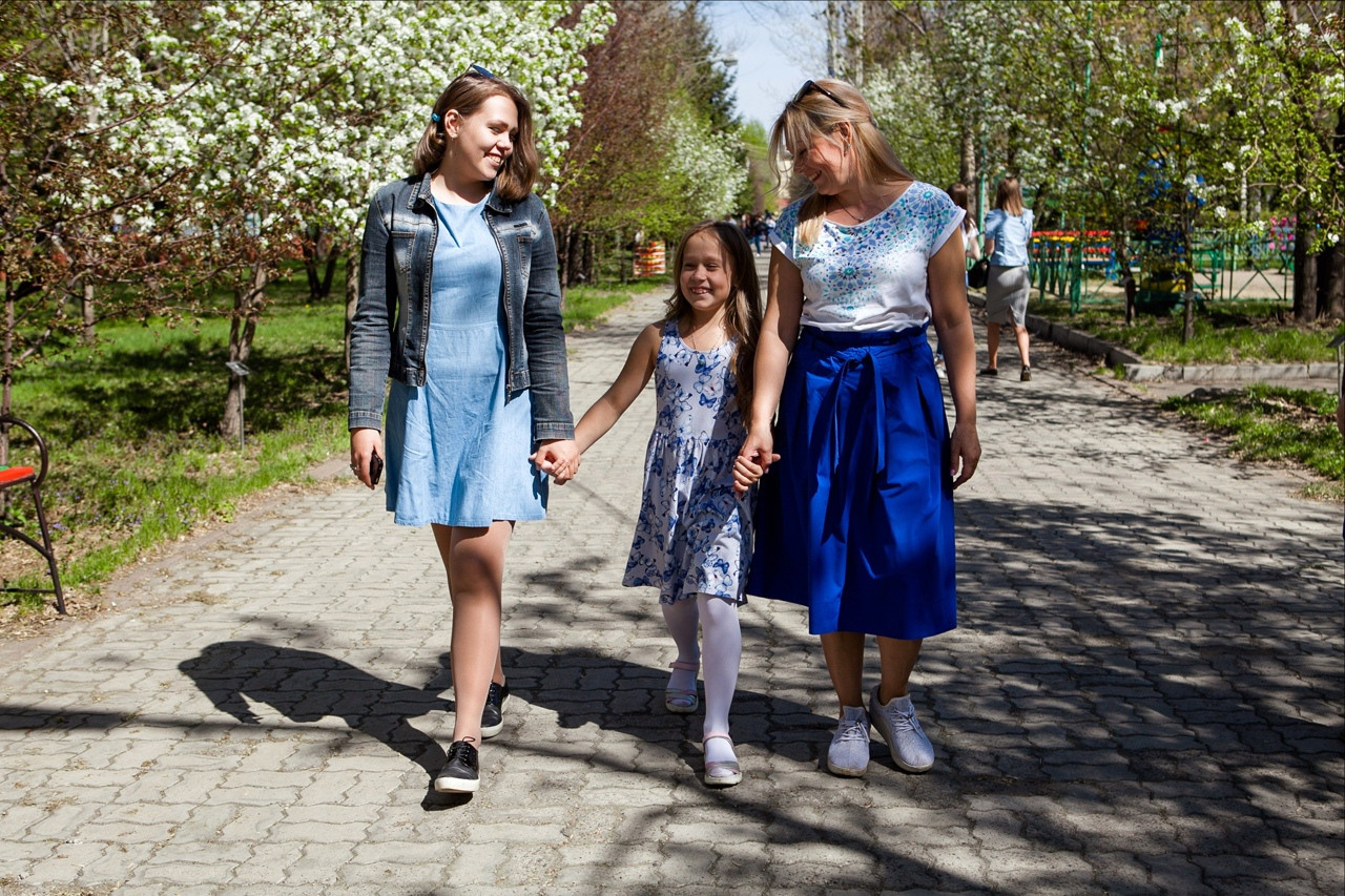 семья мама дочки лето парк прогулка зелень