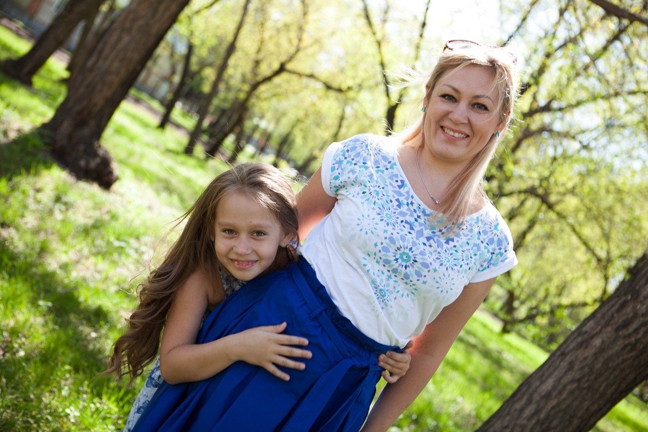 семья мама дочки лето парк прогулка зелень