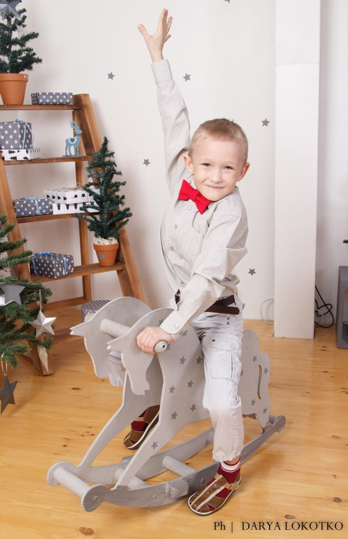  мальчик фотостудия лошадка