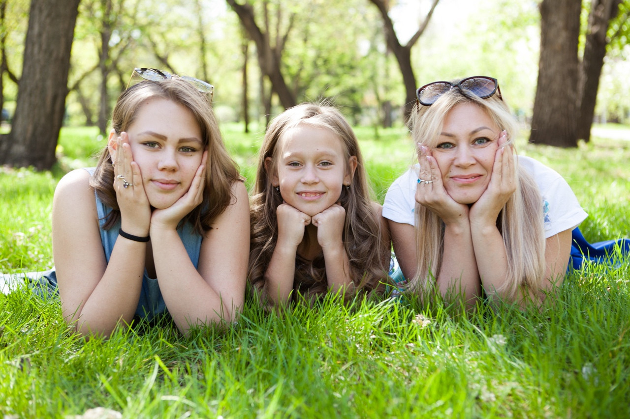 семья мама дочки лето парк прогулка зелень