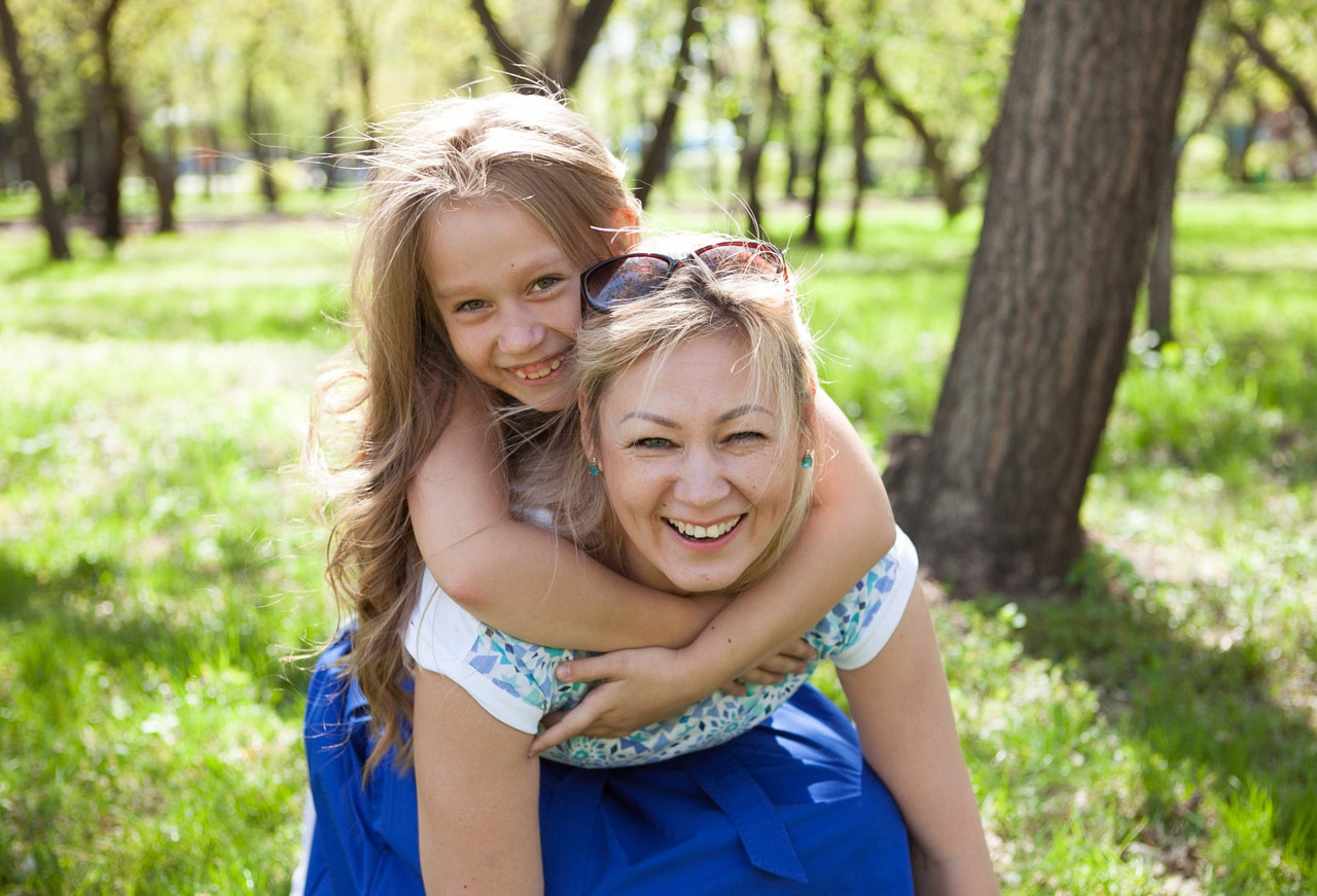 семья мама дочки лето парк прогулка зелень