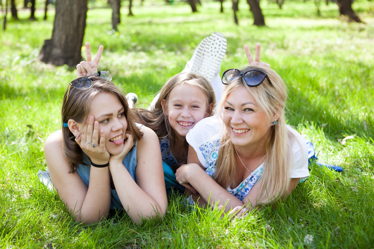 семья мама дочки лето парк прогулка зелень