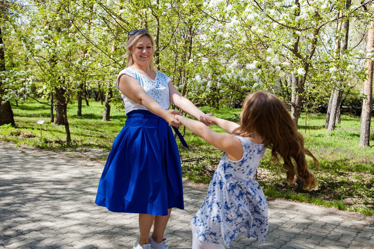 семья мама дочки лето парк прогулка зелень