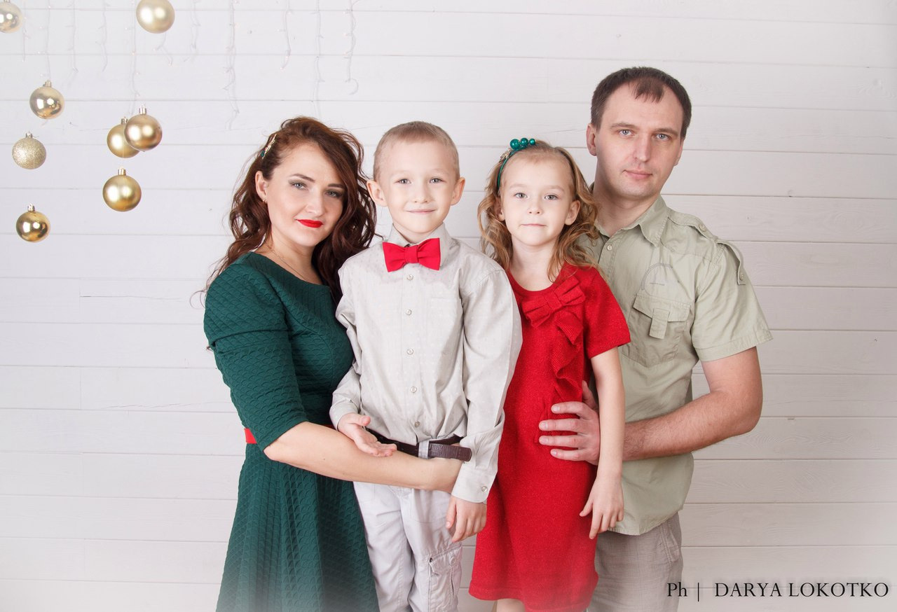 мама папа дочь сын семья новый год фотостудия