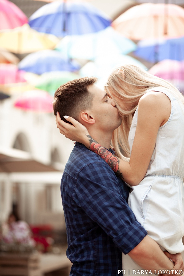 love story лето город цветные зонтики поцелуй прогулка