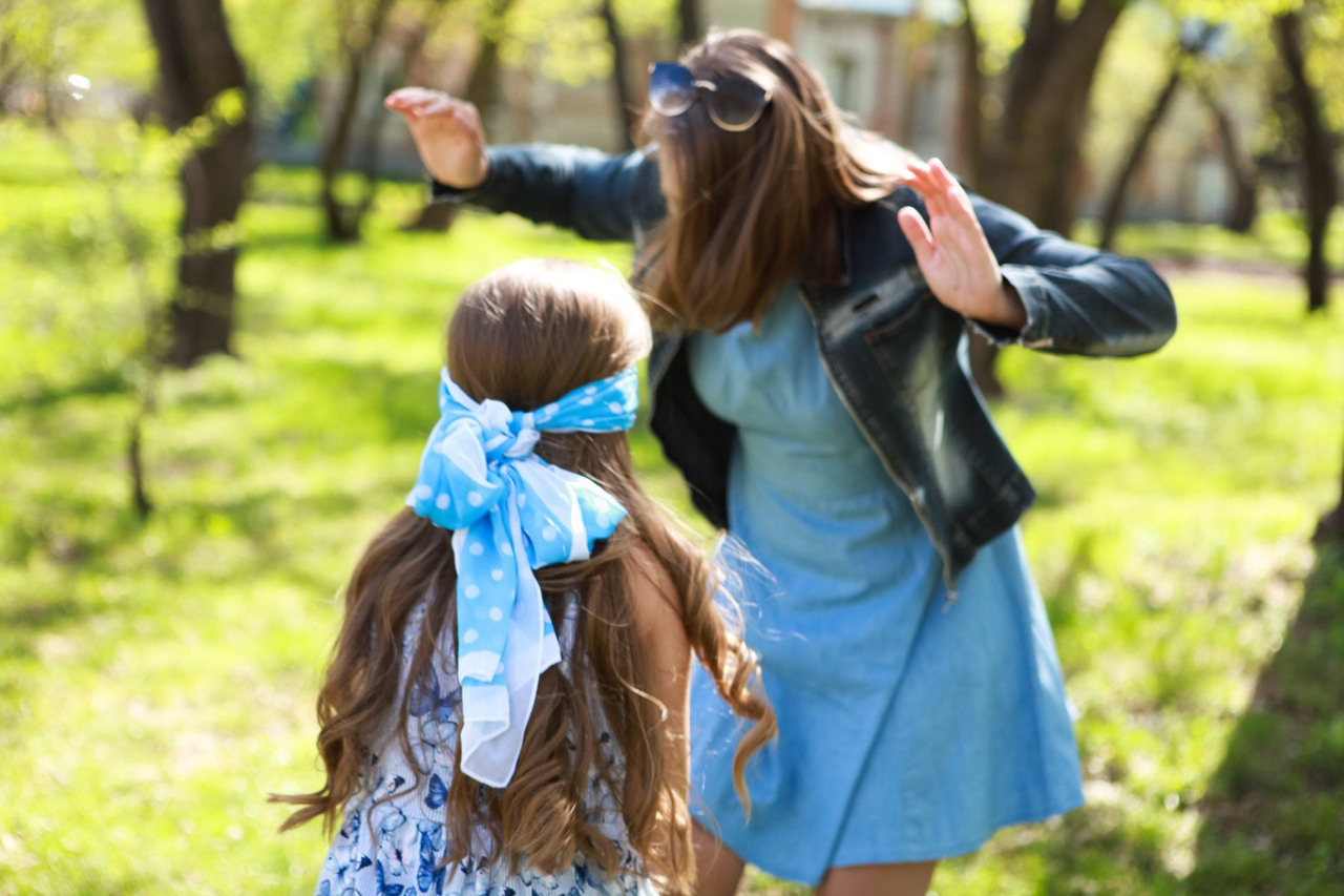 девочки салки лето парк прогулка зелень