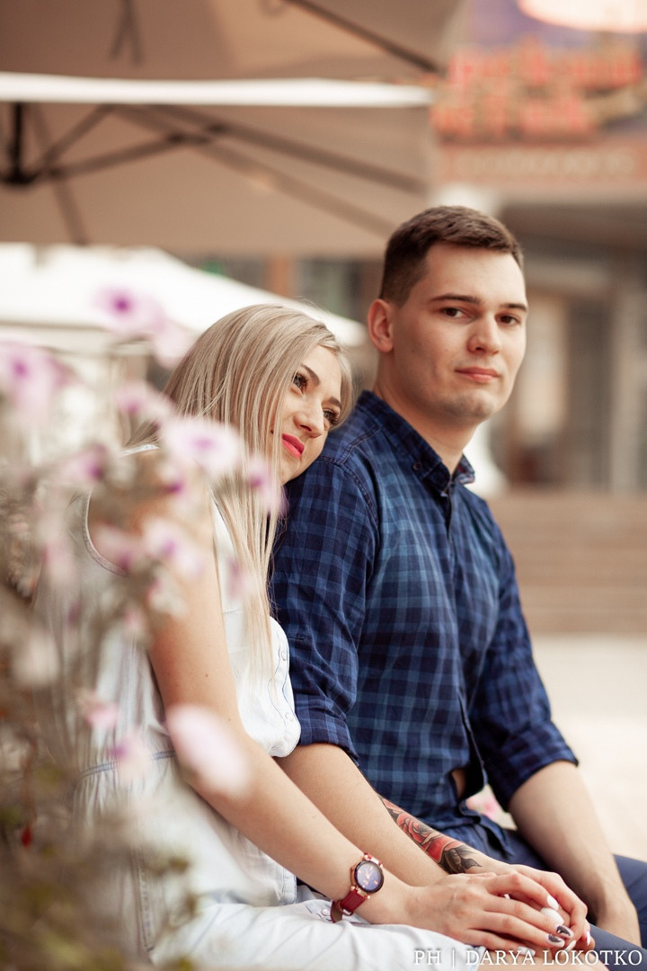 love story парень девушка лето город  прогулка цветы