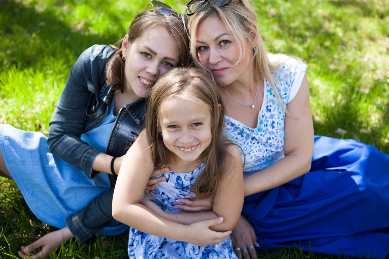 семья мама дочки лето парк прогулка зелень