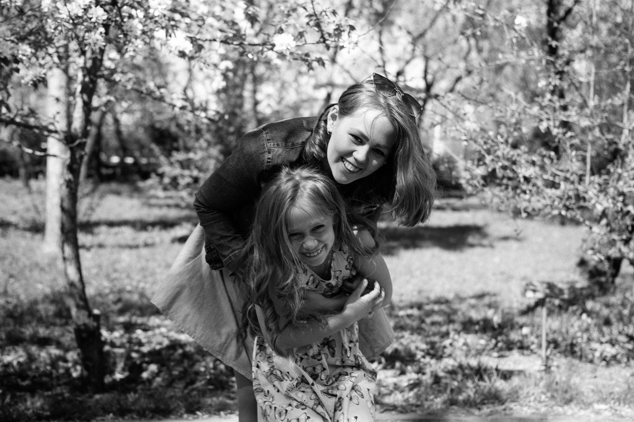 девочки лето парк прогулка зелень