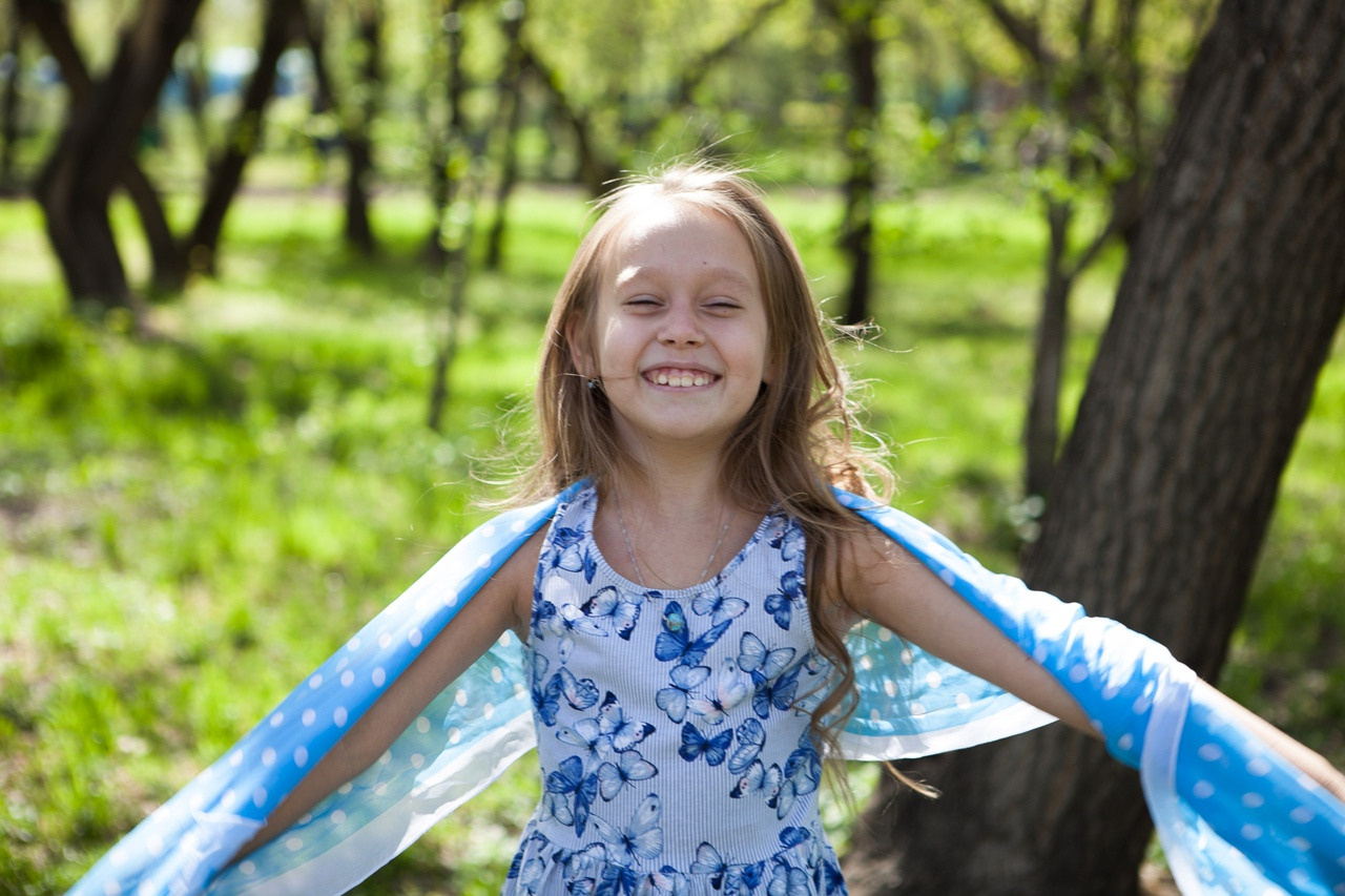 девочка лето парк прогулка зелень