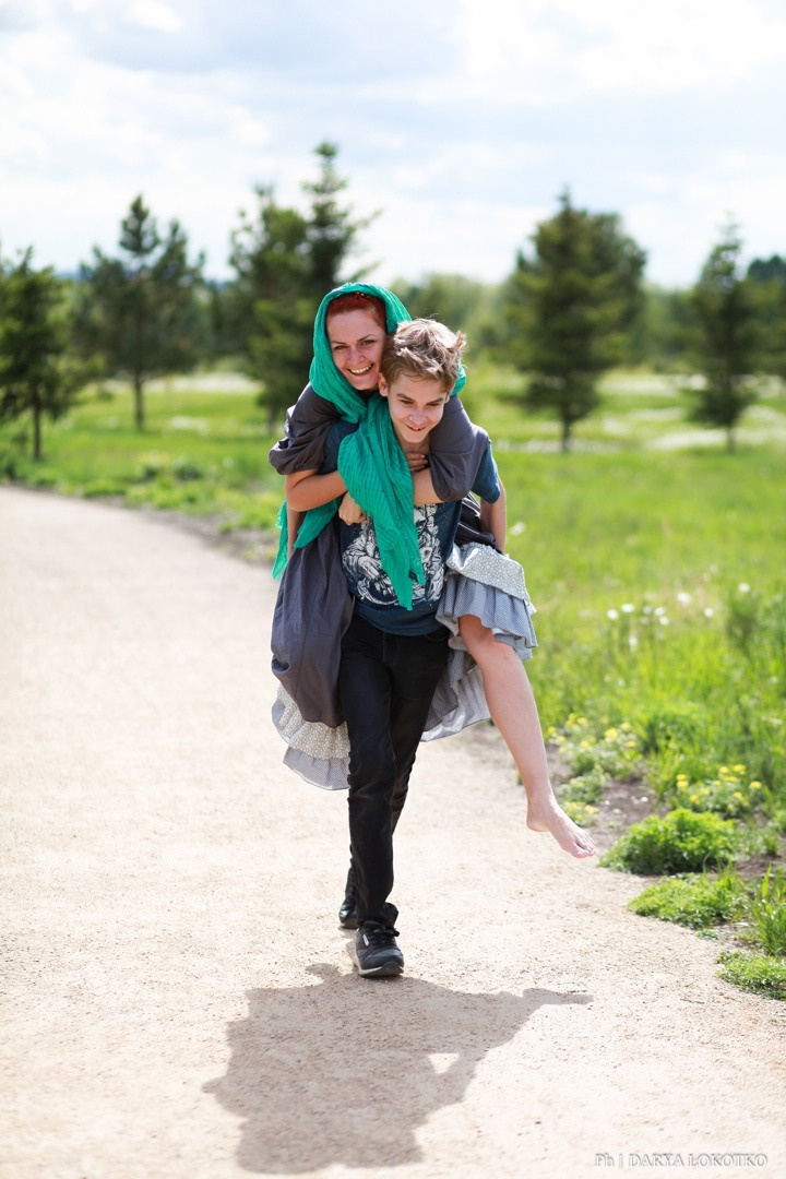 Белка и сын. Фотограф Дарья Локотко в Красноярске