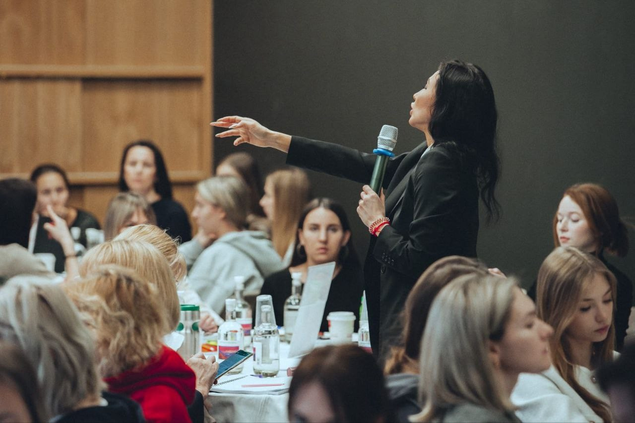 В Сибири прошли Всероссийские семинары судей по художественной гимнастике13-14 января в Новосибирске и 15-16 в Барнауле прошли Всероссийские семинары судей по художественной гимнастике. Курс лекций читала и принимала экзамен - судья Международной и Всероссийской категории Анна Свирина.