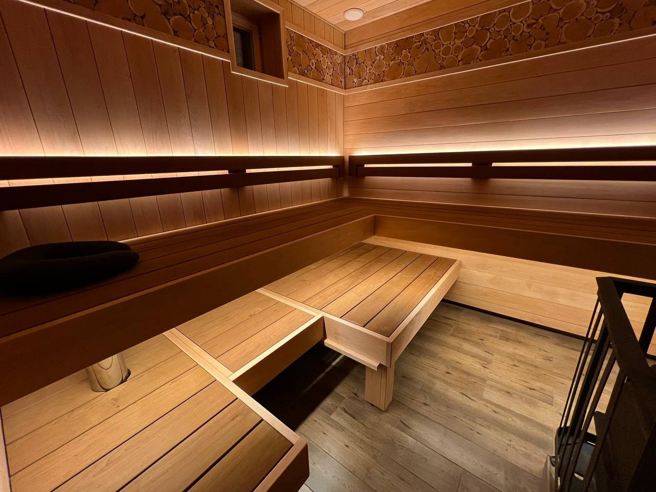 Парная в Петровских дачах из широкой ольхи с можжевеловыми линиями и выдвижным нижним полком для удобной работы парильщика. SaunaTopMasters