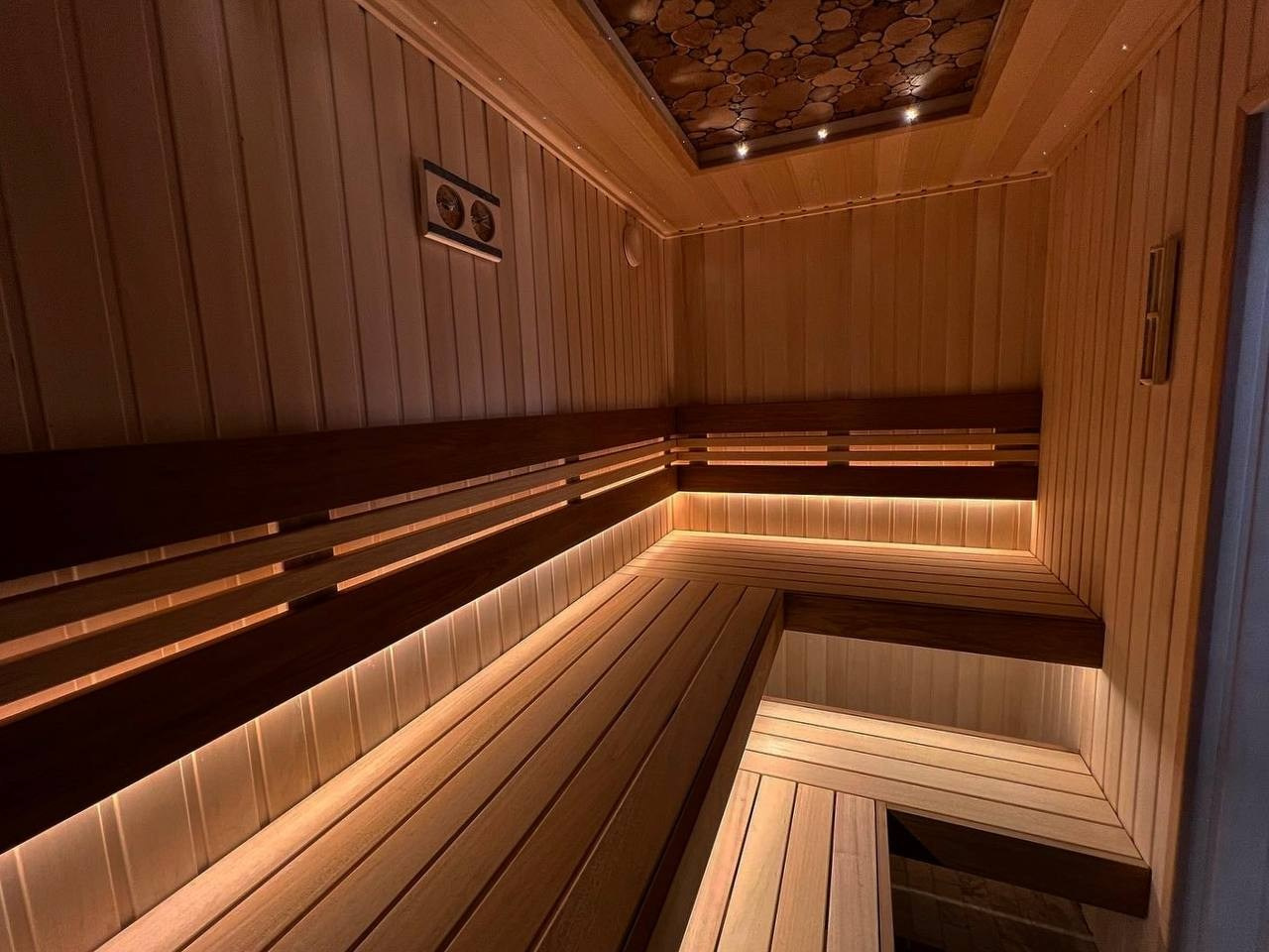 Атмосферная парная в Петергофских дачах выполнена в светлых тонах липы и абаши, с контрастной интеграцией термоабаши и тальколорита. SaunaTopMasters