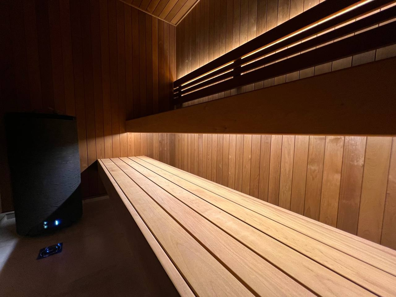 Новинка- Sangens в керамической облицовке со встроенным управлением, вокруг которой создана сауна из термоосины в Охтинском Парке. SaunaTopMasters