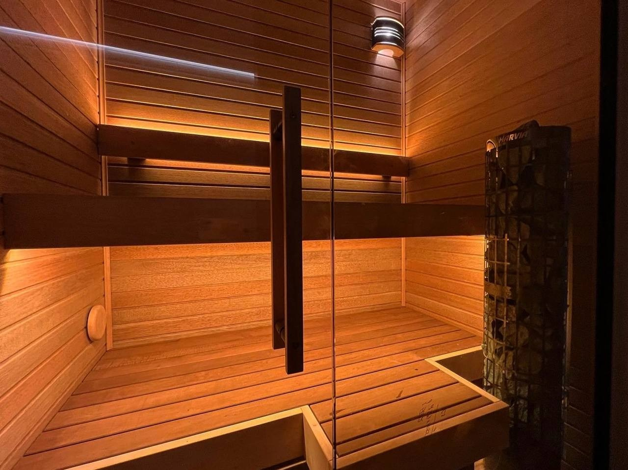 Компактная сауна в Вартемяги Парке. Отделана золотистым кедром, а полки выполнены из комбинации ольхи и термоольхи. SaunaTopMasters