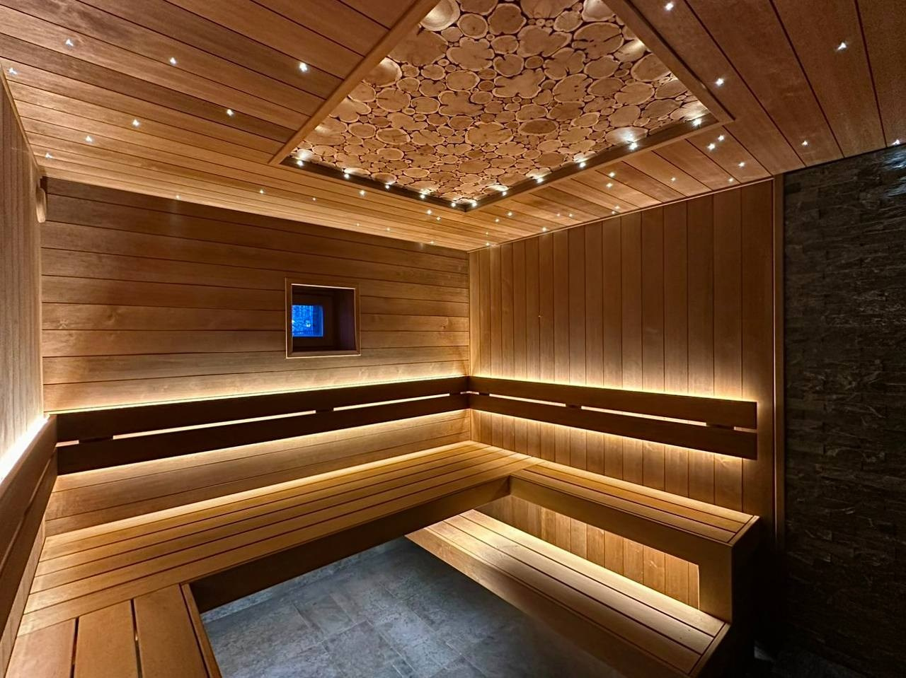 Брутальная парная в Озерках выполнена из термоольхи 135 мм. А среди звездного неба красуется панно из срезов можжевельника. SaunaTopMasters