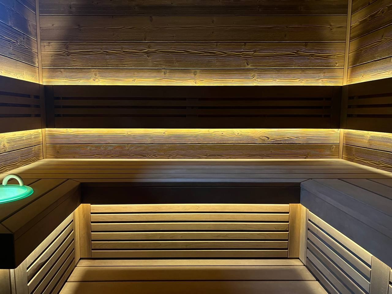 Парная в Лиикола Клаб на базе мощной печи Kastor. Отделка выполнена из брашированной доски Шале и термоольхи. SaunaTopMasters