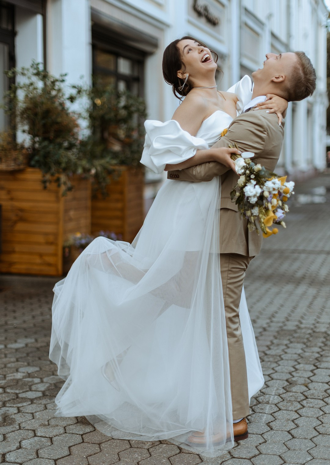  Любовные моменты на набережной Волжской